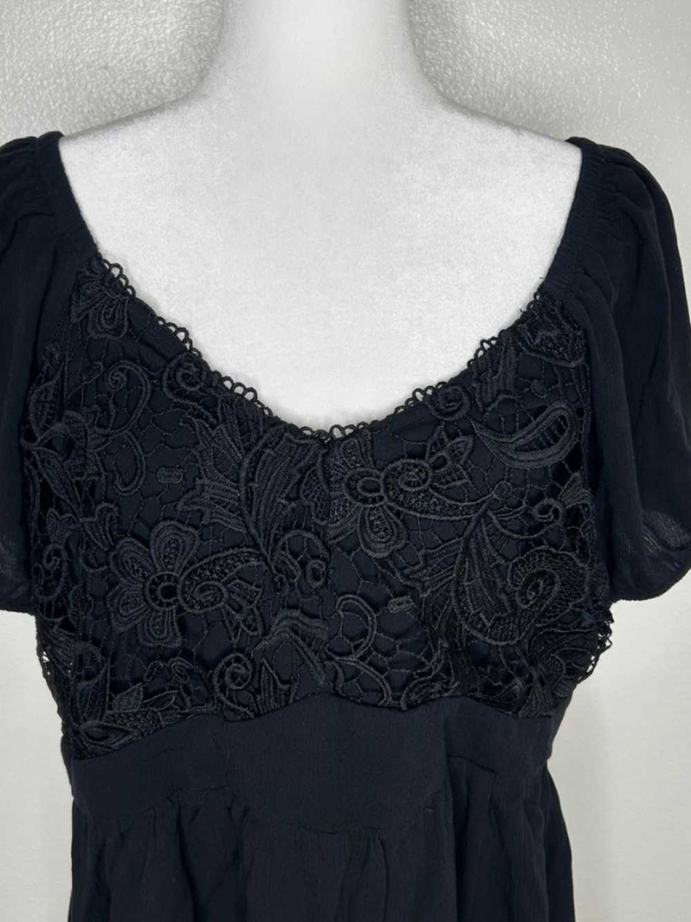 Torrid Womens Black Crochet Short Sleeve Smocked Top Plus Size 1/ 1X EUC - Picture 2 of 9